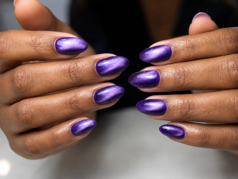 Cat eye manicure with reflective magnetic polish